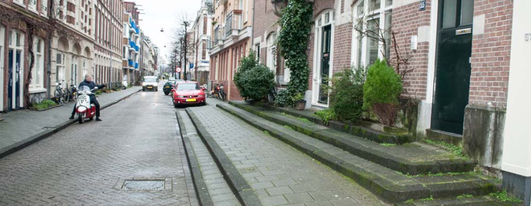 Verhoogd trottoir in de Pijp tegen overstromingsrisico Amsterdam Weerproof