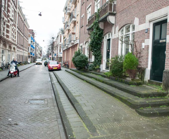 Verhoogd trottoir in de Pijp tegen overstromingsrisico Amsterdam Weerproof