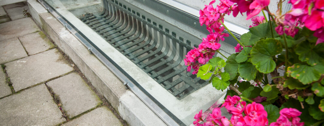 Opgehoogde drempel voor raam bij souterrain tegen overstroming Amsterdam Weerproof