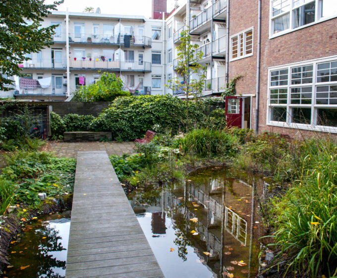 Regenwatervijver met houten loper bij Tuin van Jan Amsterdam Weerproof