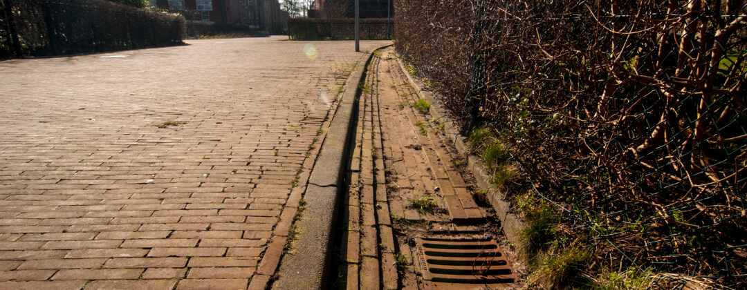 Holle weg stuurt water naar put Amsterdam Weerproof