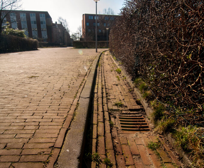 Holle weg stuurt water naar put Amsterdam Weerproof