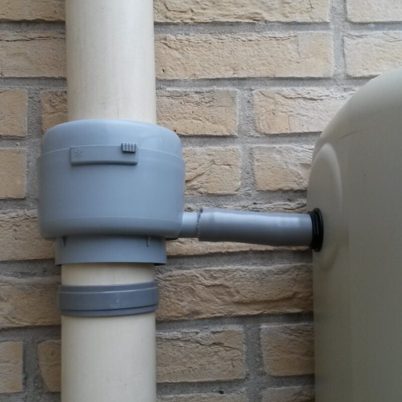 Regenpijp aansluiting op regenton op patio tuin Nieuw-West Amsterdam Weerproof