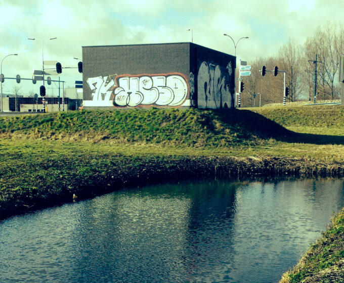Utiliteitsgebouw op terp als maatregel tegen overstromingsrisico Amsterdam Weerproof