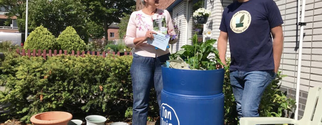 Regenton van Tontuin met planten en blije bewoner Amsterdam Weerproof
