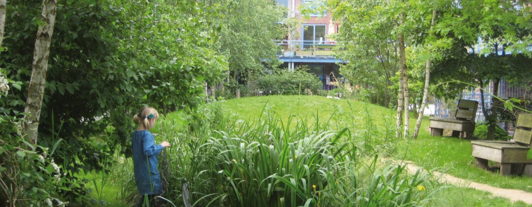 Relief in tuin voor opslaan van extreme neerslag Amsterdam Weerproof