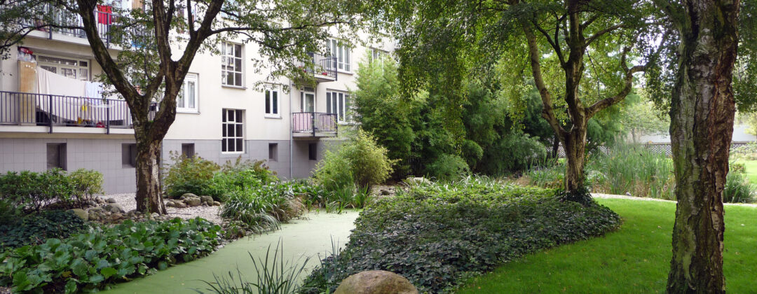 Groene tuin met bomen en kroos op water als maatregel tegen extreme neerslag Amsterdam Weerproof