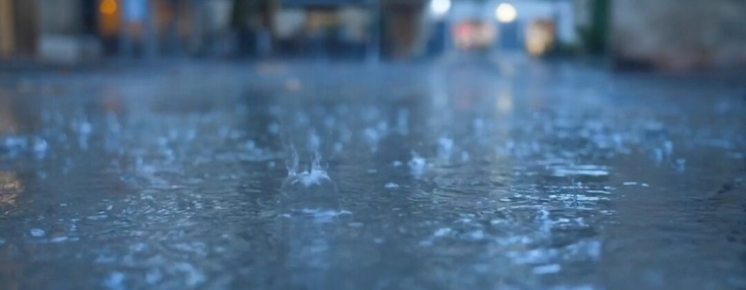 Regendruppels vallen in plas Amsterdam Weerproof