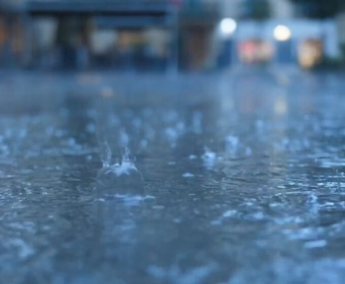 Regendruppels vallen in plas Amsterdam Weerproof