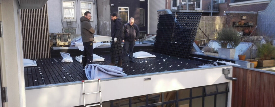 Aanleg BloemDwars groen dak met zonnepanelen Amsterdam Weerproof