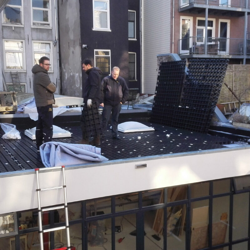 Aanleg BloemDwars groen dak met zonnepanelen Amsterdam Weerproof