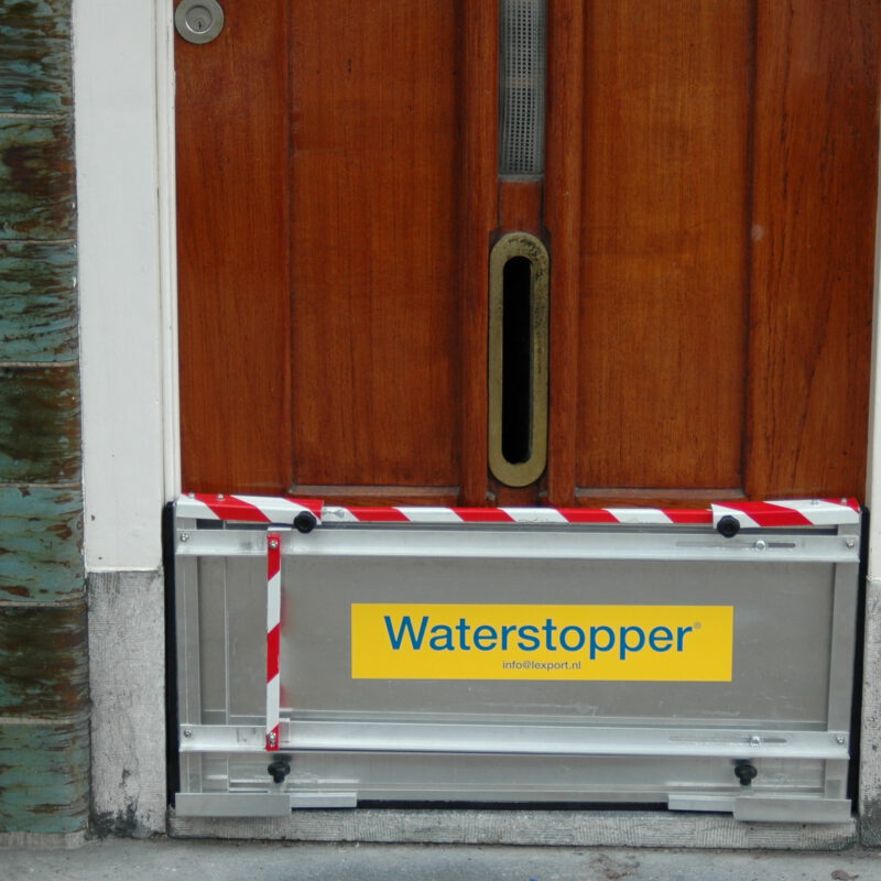 Schot van Waterstopper voor voordeur tegen overstroming Amsterdam Weerproof