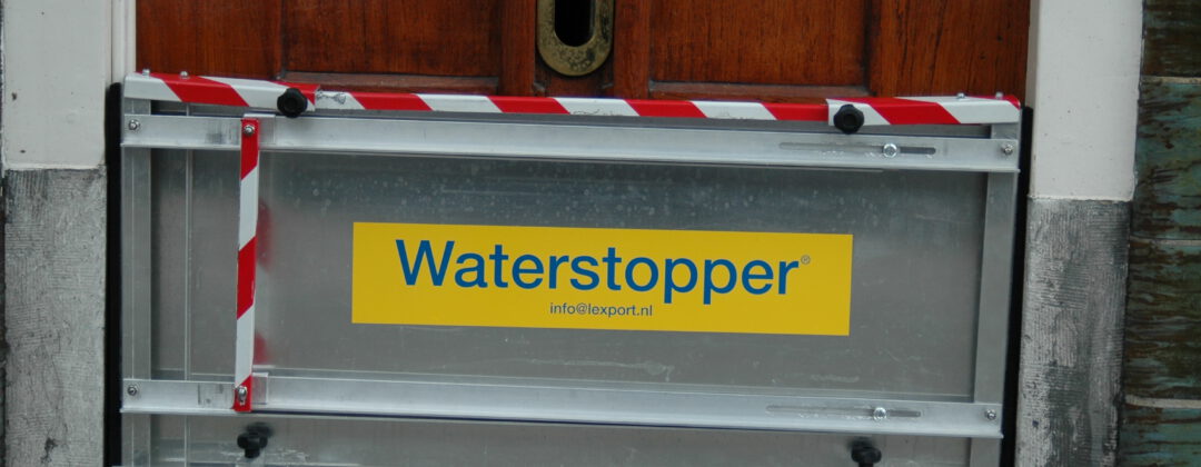 Waterstopper schot voor voordeur bij woning tegen overstroming Amsterdam Weerproof