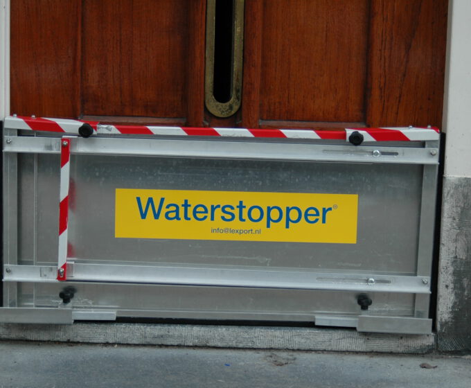 Waterstopper schot voor voordeur bij woning tegen overstroming Amsterdam Weerproof