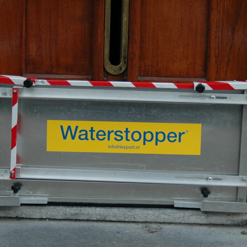 Waterstopper schot voor voordeur bij woning tegen overstroming Amsterdam Weerproof