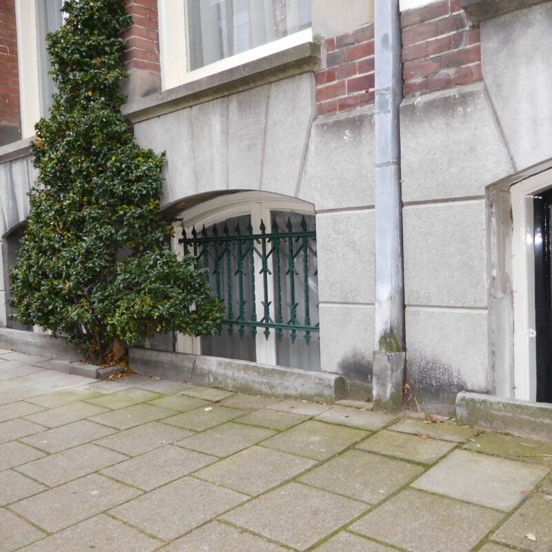 Verhoogde drempels voor souterrain ramen tegen overstroming Amsterdam Weerproof