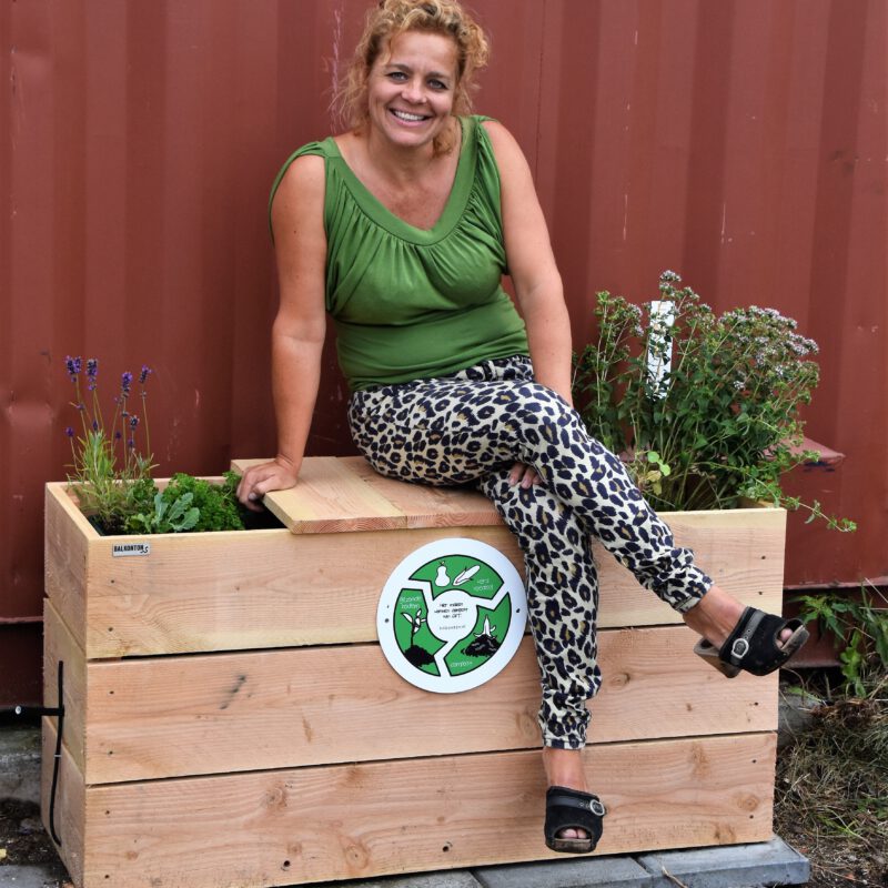 Vrouw op bank met wateropslag, compost en plantenbak Amsterdam Weerproof