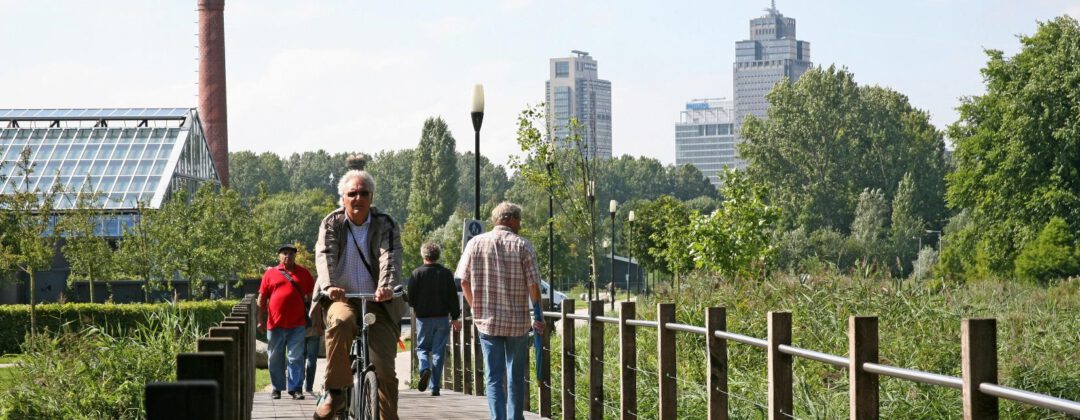 Park Frankendael met fietsers en wandelaars in hitte Amsterdam Weerproof