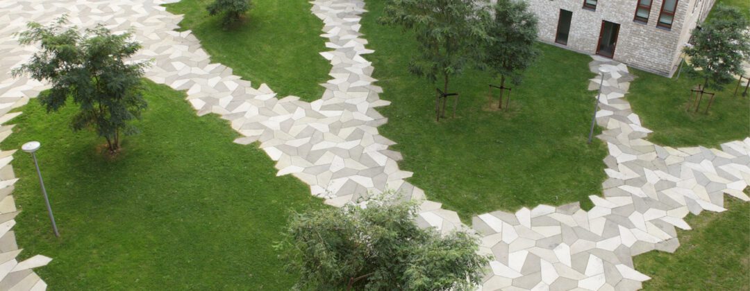 Huizen en pad met waterpasserende stenen bij het Funenpark Amsterdam Weerproof