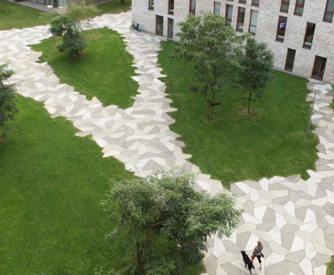 Huizen en pad met waterpasserende stenen bij het Funenpark Amsterdam Weerproof