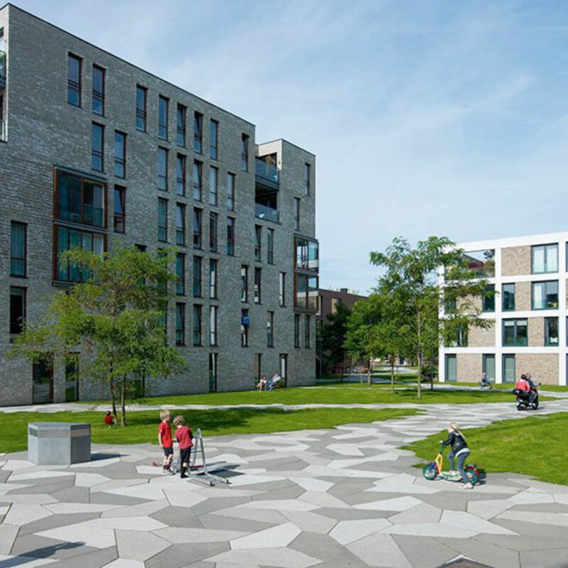 Huizen en pad met waterpasserende stenen bij het Funenpark Amsterdam Weerproof