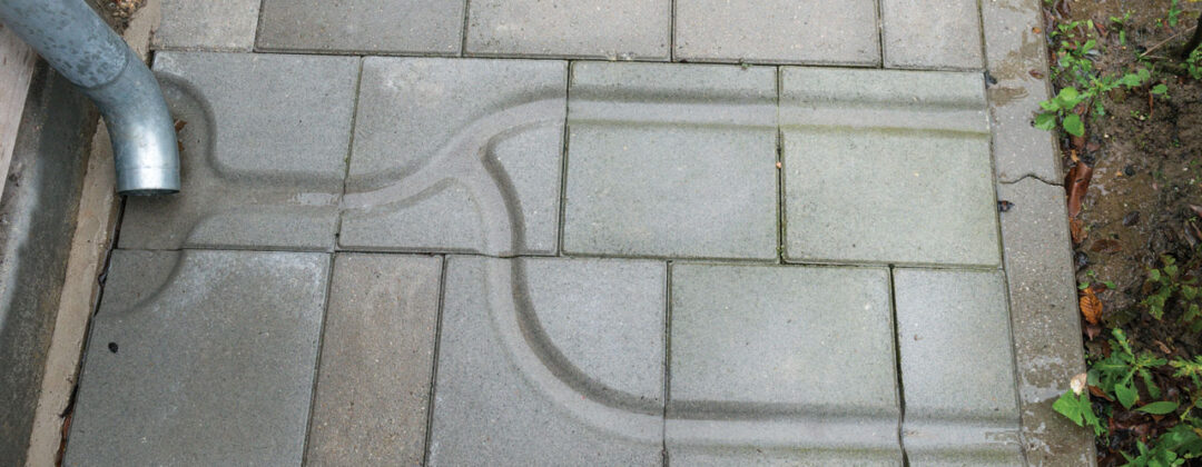 Spelen met water in tegelgootjes Amsterdam Weerproof