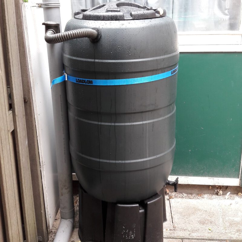 regenton bij Huis van de Wijk Lydia Amsterdam Weerproof