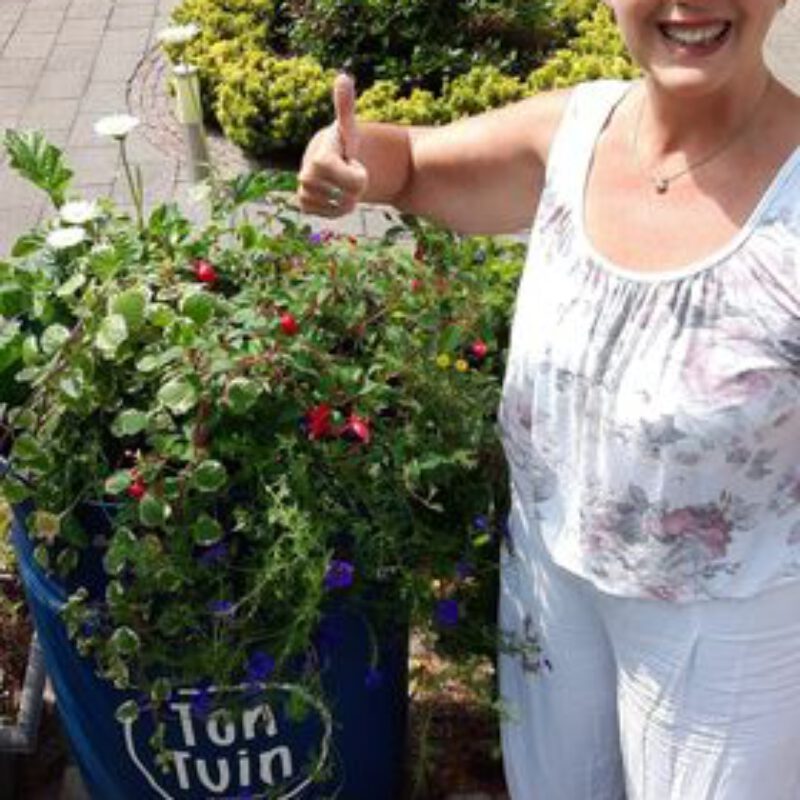 Regenton van Tontuin met planten en blije bewoner