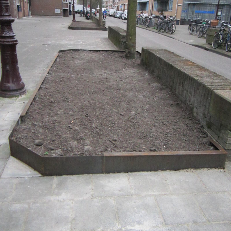 Nieuwe plantenvakken in de Commelinstraat Amsterdam Weerproof