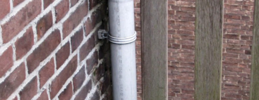 Regenpijp losloppen op dakterras Amsterdam Weerproof