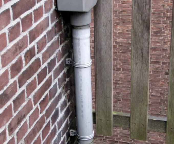 Regenpijp losloppen op dakterras Amsterdam Weerproof