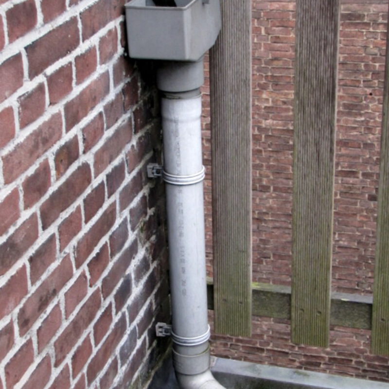 Regenpijp losloppen op dakterras Amsterdam Weerproof