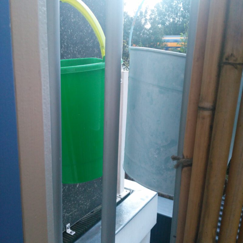 Emmers op balkon als regenton Amsterdam Weerproof