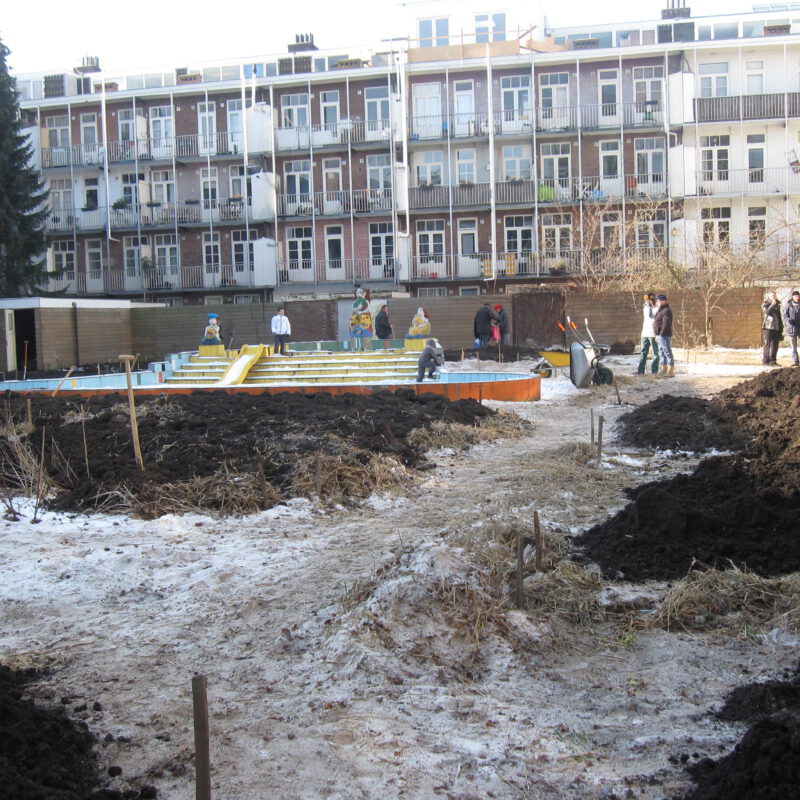 vrijwilligers leggen tuin van I can change the world with my two hands aan Amsterdam Weerproof