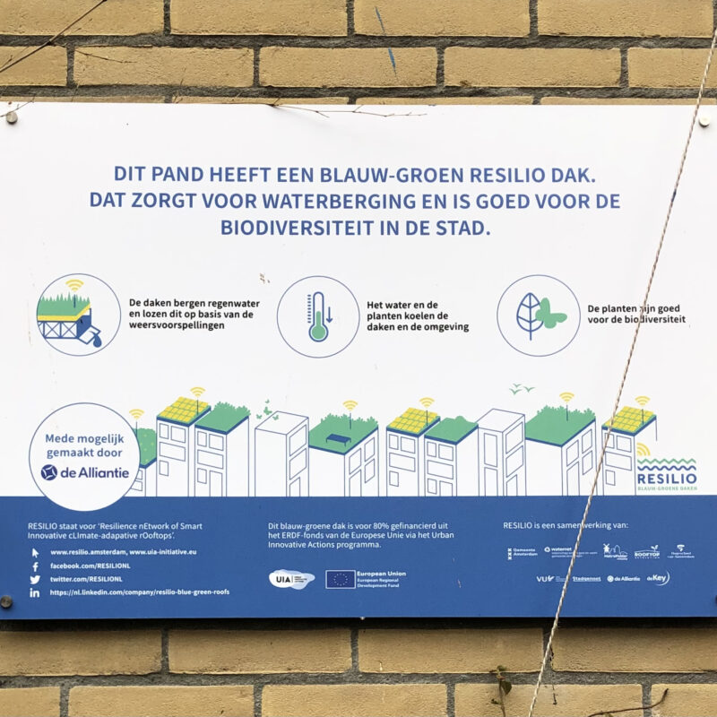 Bord van RESILIO slimme blauw-groene daken project Amsterdam Weerproof