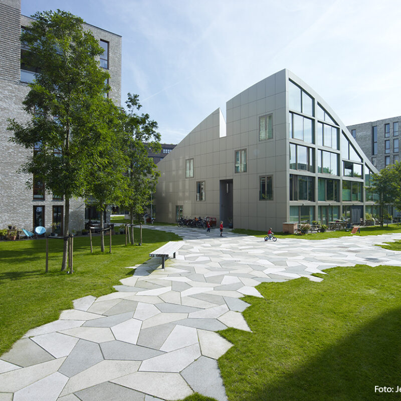 Huizen en pad met waterpasserende stenen bij het Funenpark Amsterdam Weerproof