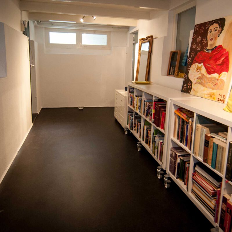 Meubels in kelder staan op wielen tegen overstromingsrisico Amsterdam Weerproof