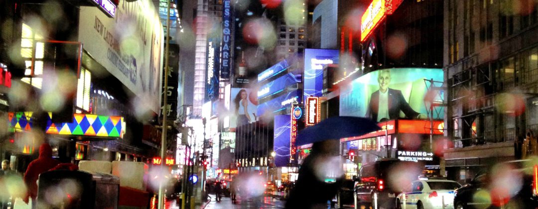Regendruppels in New York Time Square Amsterdam Weerproof