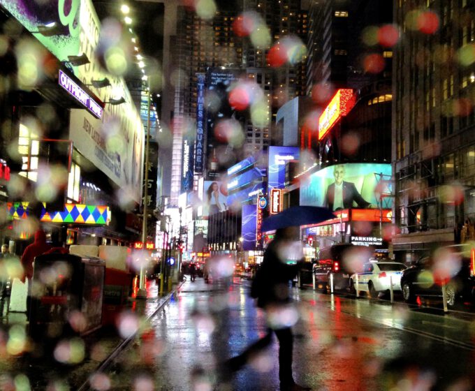 Regendruppels in New York Time Square Amsterdam Weerproof