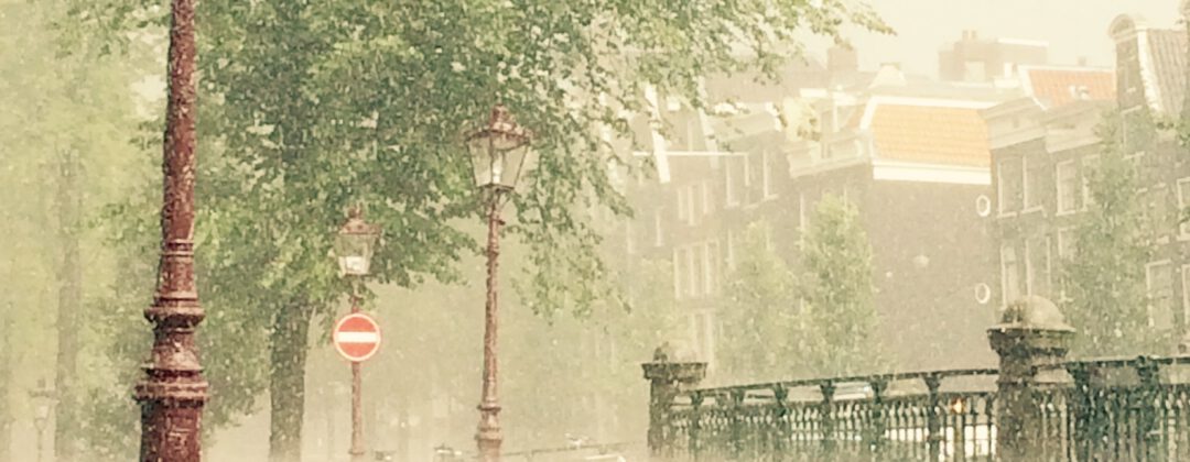 Hevige regenval in Amsterdam Weerproof