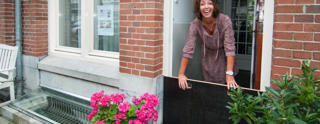 Schot voor voordeur met bewoner tegen overstromingsrisico Amsterdam Weerproof