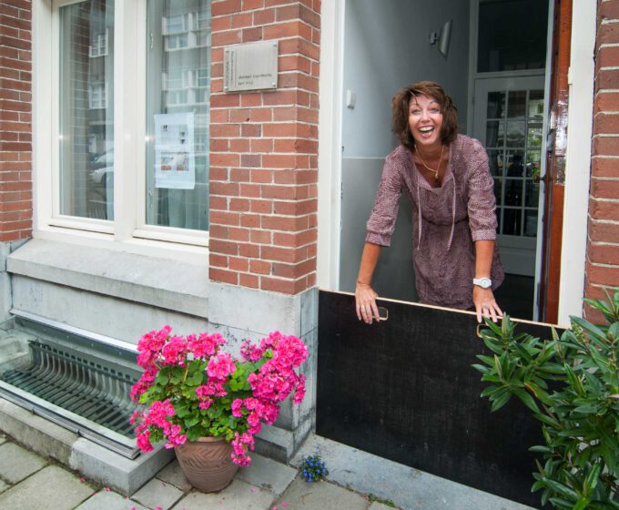 Schot voor voordeur met bewoner tegen overstromingsrisico Amsterdam Weerproof