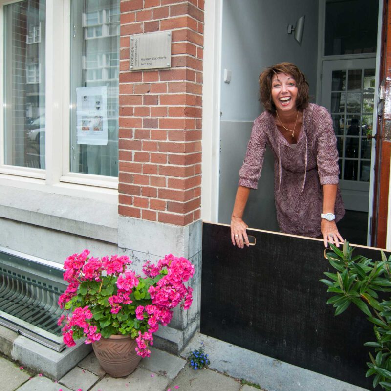 Schot voor voordeur met bewoner tegen overstromingsrisico Amsterdam Weerproof