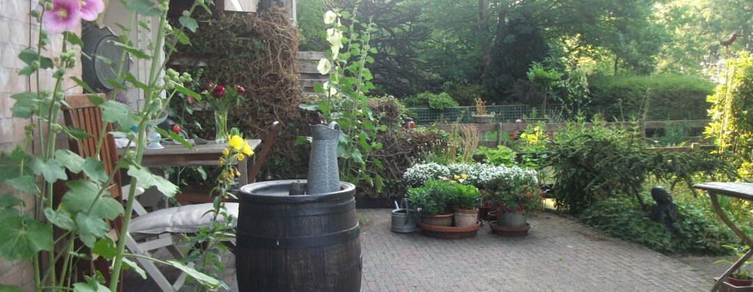 Regenton in groene tuin met bloemen Amsterdam Weerproof