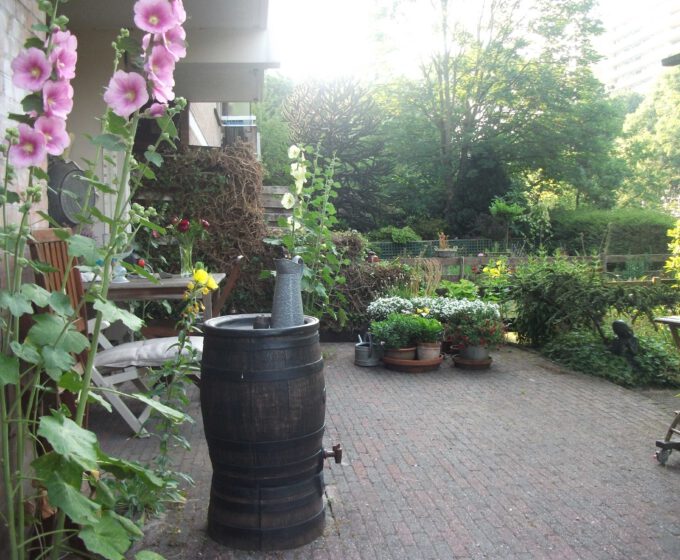 Regenton in groene tuin met bloemen Amsterdam Weerproof