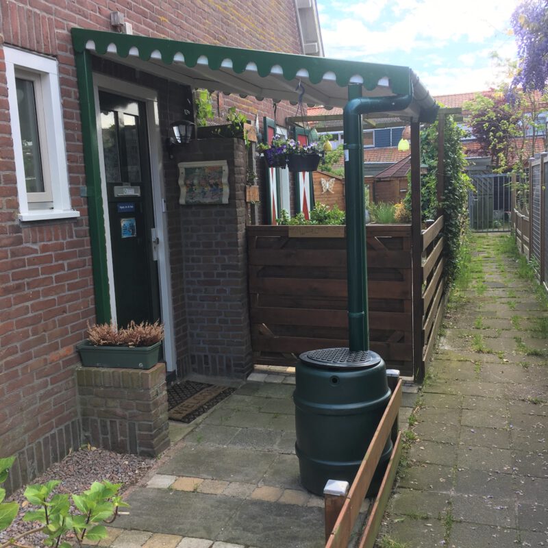 Regenton op terras van bewoner in voortuin Amsterdam Weerproof