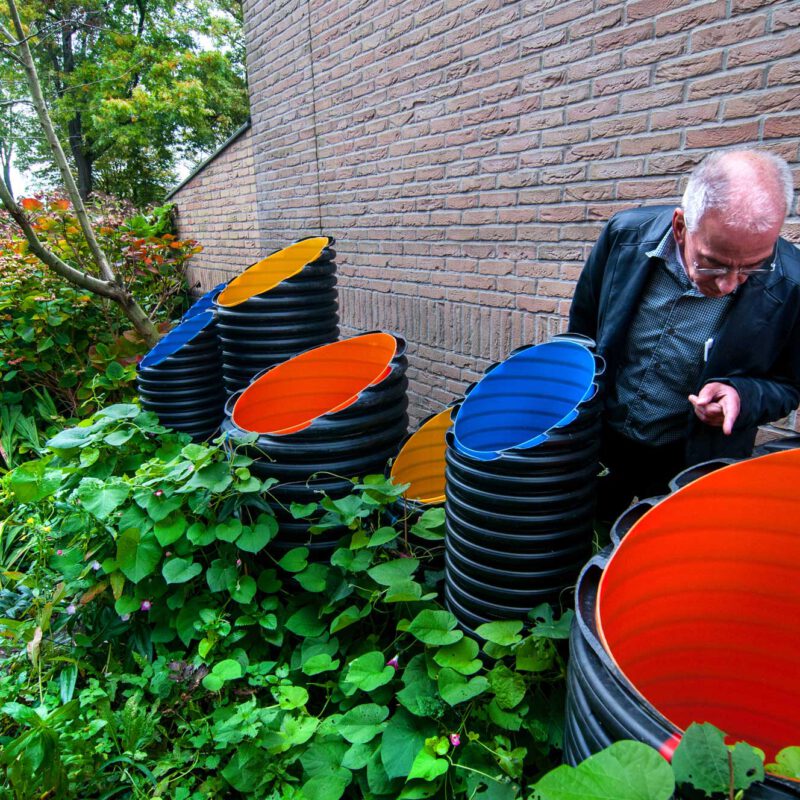 Groene regentuin met kleurrijke regentonnen Amsterdam Weerproof