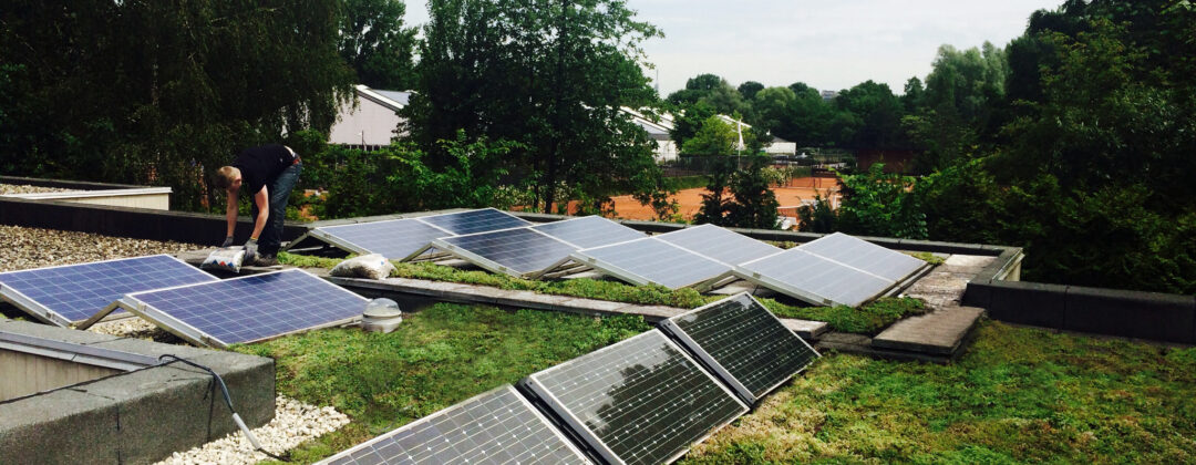 Zonnepanelen op groen sedumdak tegen extreme neerslag Amsterdam Weerproof