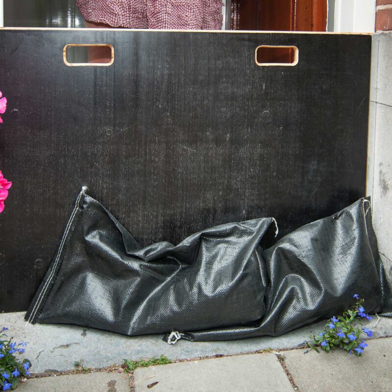 Schot voor voordeur met zandzakken Amsterdam Weerproof