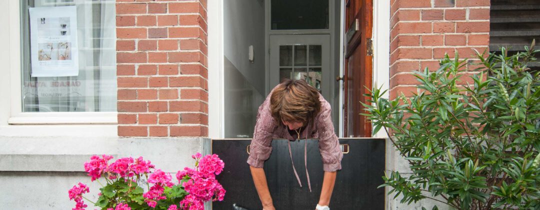 Schot en zandzakken voor de deur als maatregel tegen overstroming Amsterdam Weerproof